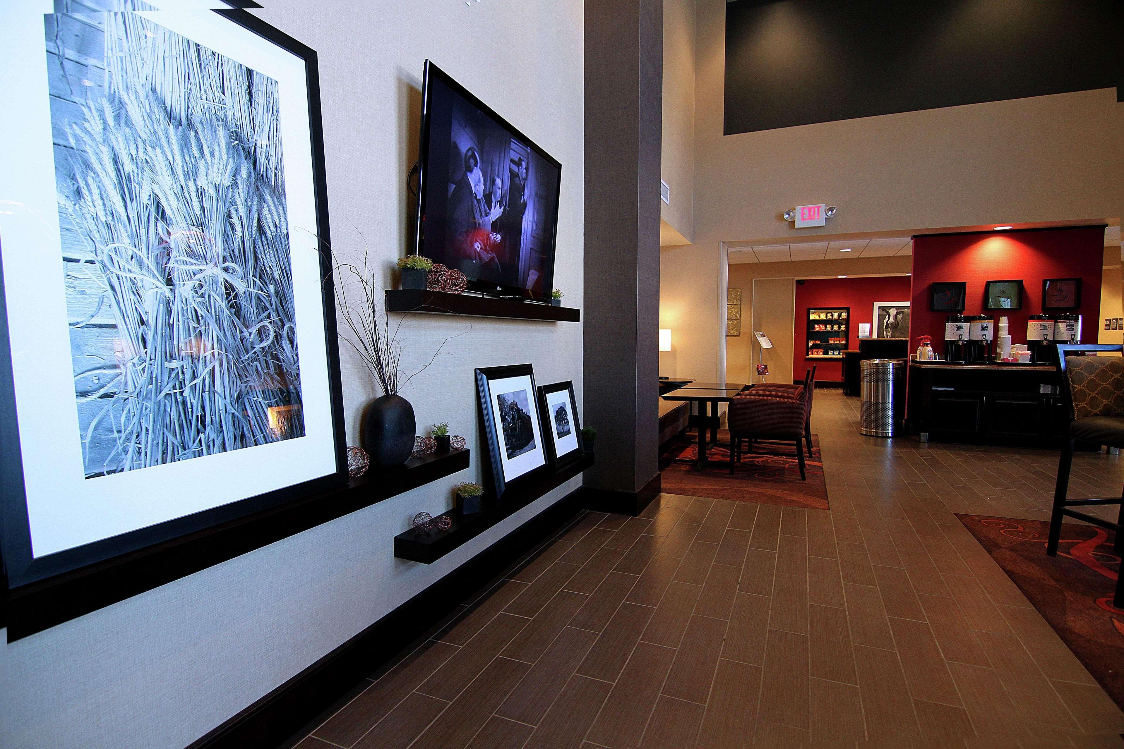 Hampton Inn & Suites Grand Forks Exterior photo