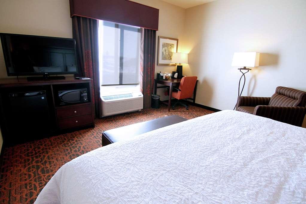 Hampton Inn & Suites Grand Forks Room photo