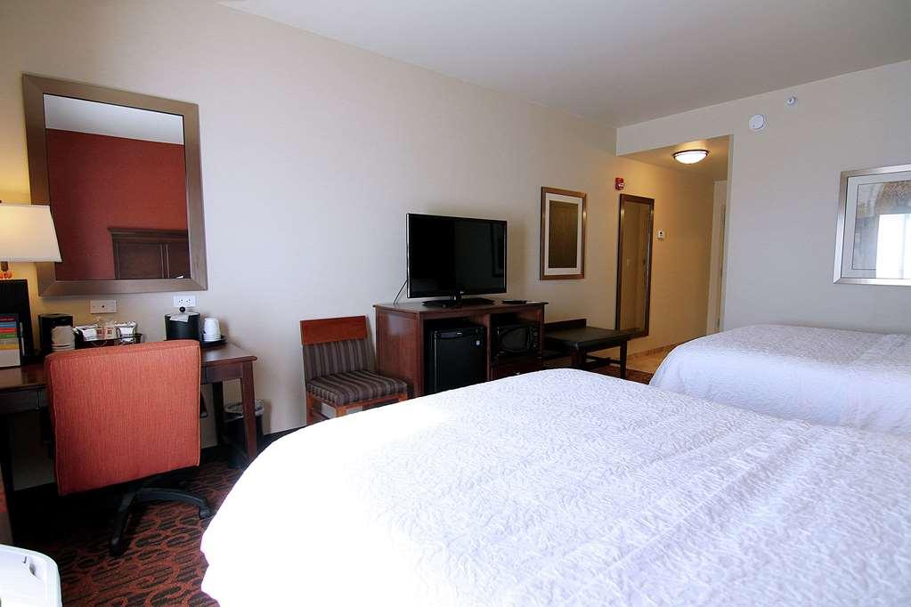 Hampton Inn & Suites Grand Forks Room photo