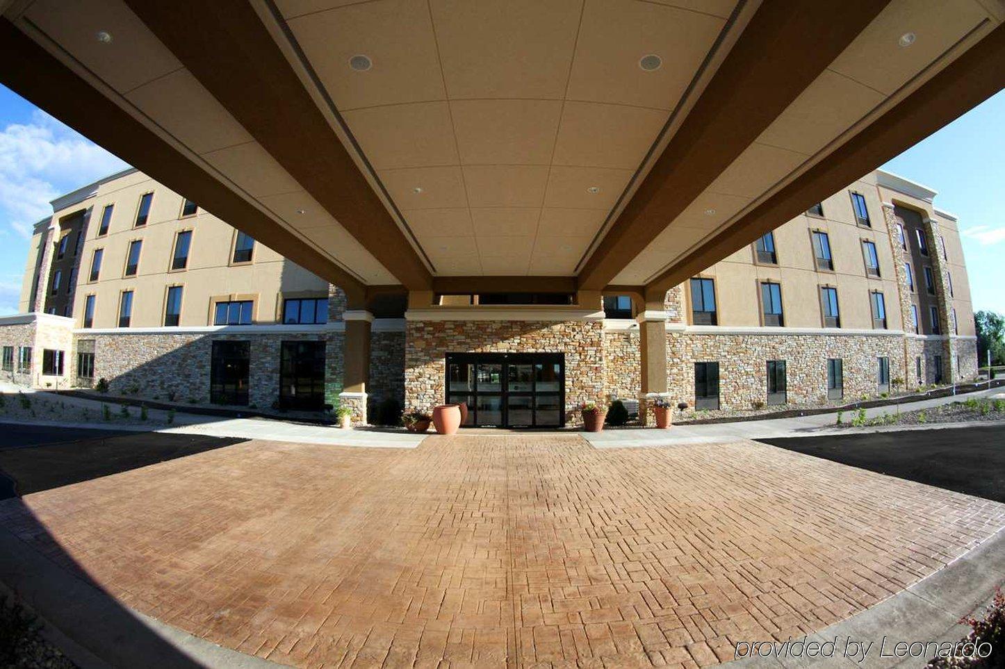 Hampton Inn & Suites Grand Forks Exterior photo