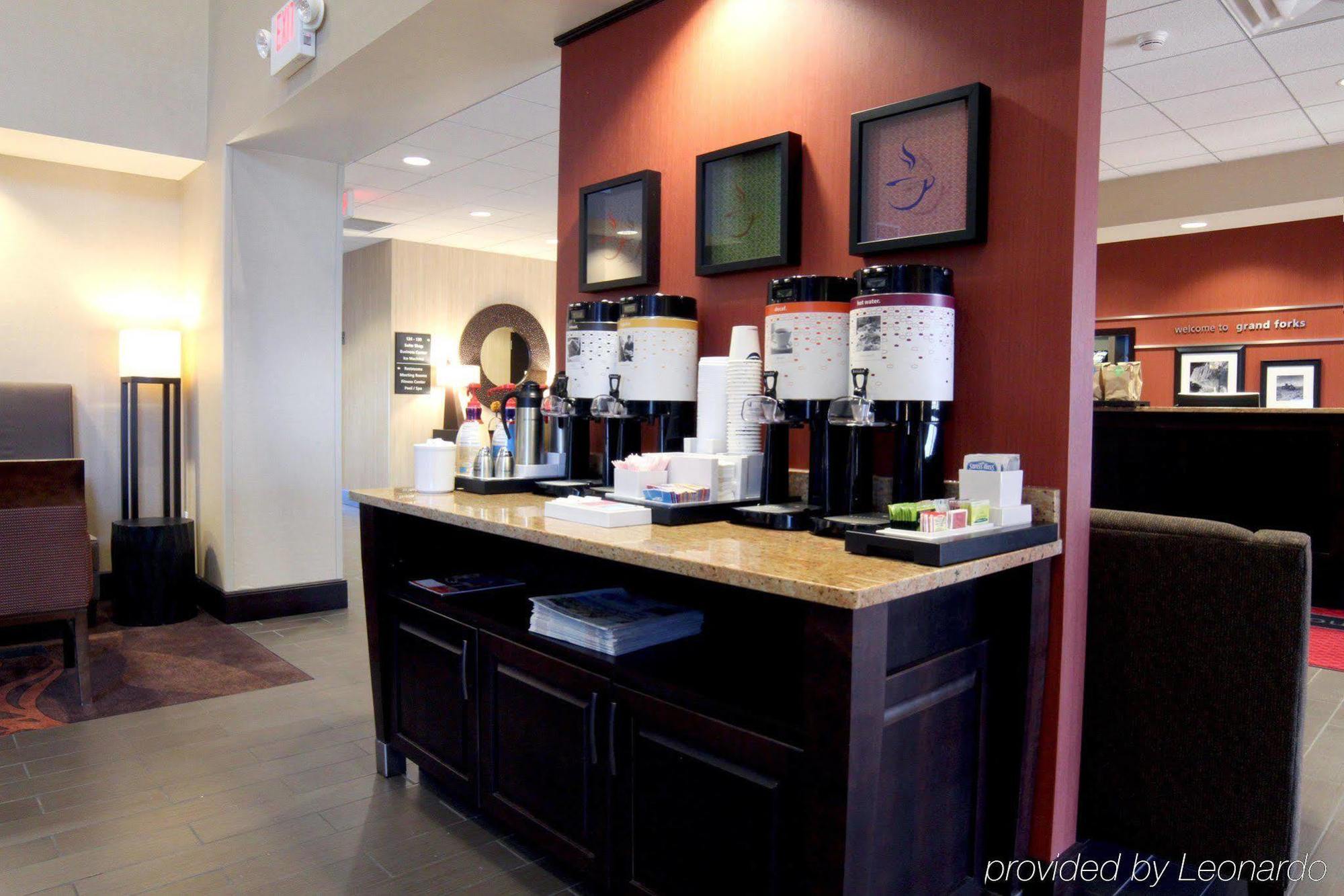 Hampton Inn & Suites Grand Forks Exterior photo